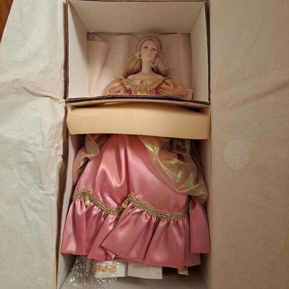 New in Box Vintage 1987 Franklin Mint Heirloom Cinderella porcelain doll. - Picture 5 of 10